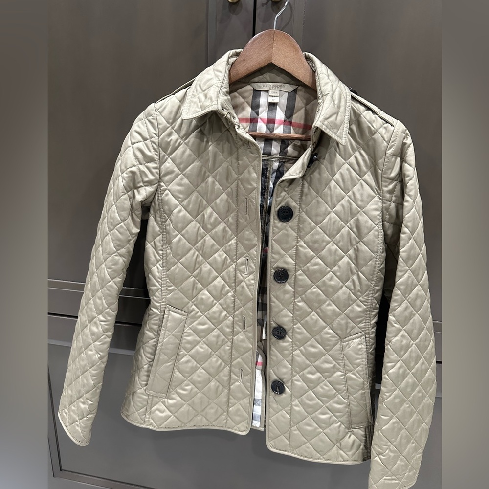 Brand new without tags Burberry Quilted Thermoregulated Jacket. XS